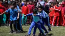 Siswa mengikuti permainan tradisional bakiak pada Festival Permainan Tradisional Anak di Desa Wisata Lubok Sukon, Kecamatan Ingin Jaya, Aceh Besar, Aceh, Sabtu (25/7/2026). (AFP/ Chaideer Mahyuddin)