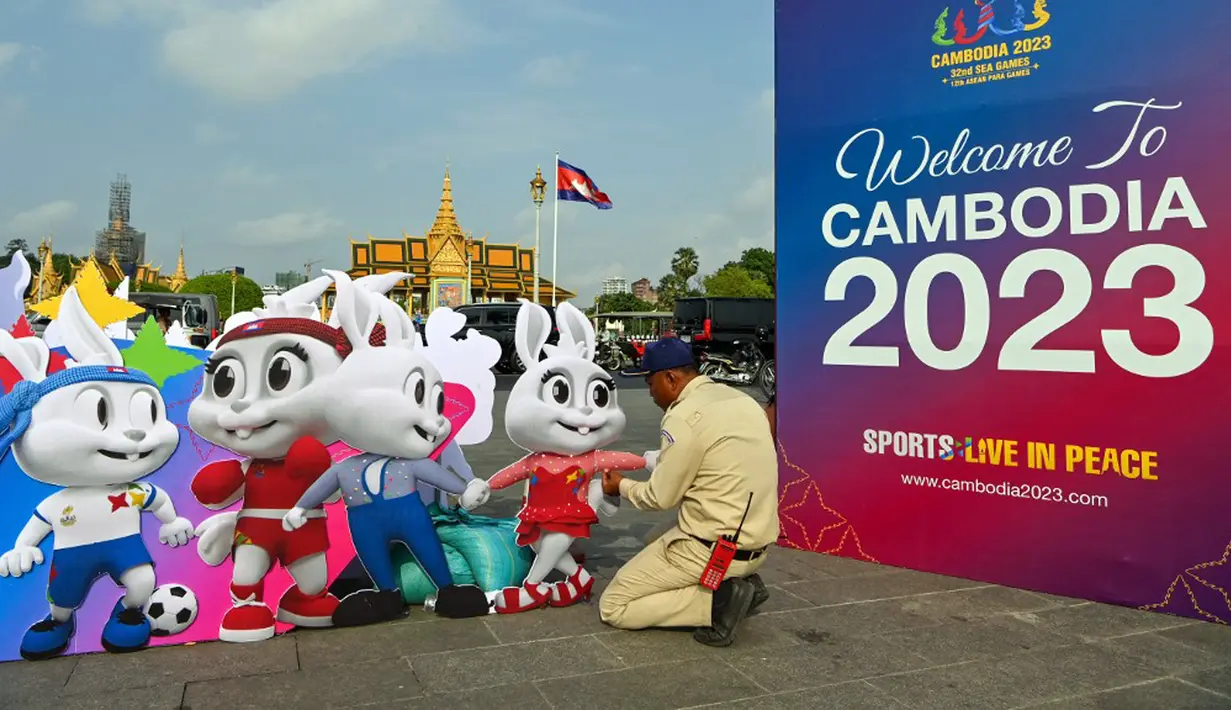 Di tempat-tempat umum, poster, spanduk, hingga videotron yang mempromosikan ajang pesta olahraga terbesar bangsa-bangsa Asia Tenggara itu terpampang jelas. (TANG CHHIN Sothy/AFP)