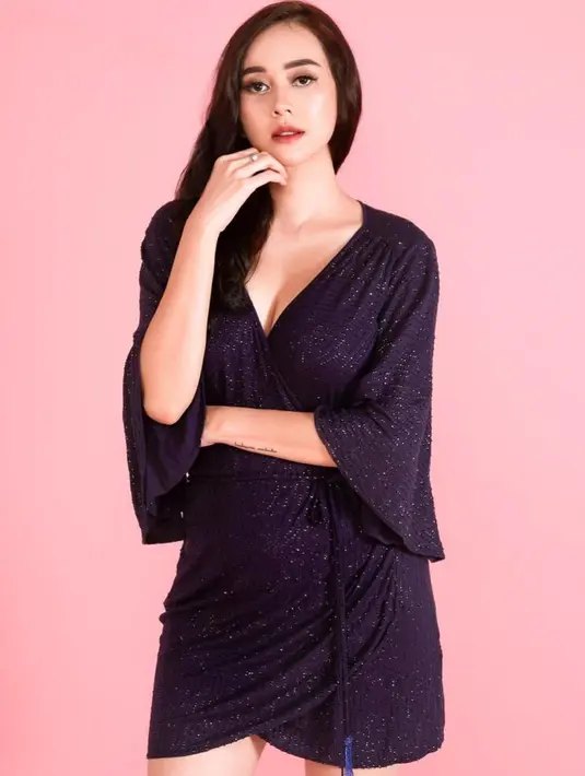 Ketika jalani sebuah pemotretan, pemilik nama lengkap Shahiyani Febri Wiraatmadja ini tampil anggun dengan simple dress warna navy. Detail glitter pada busananya, membuat Aura Kasih tampak makin fresh. (Liputan6.com/IG/@aurakasih)