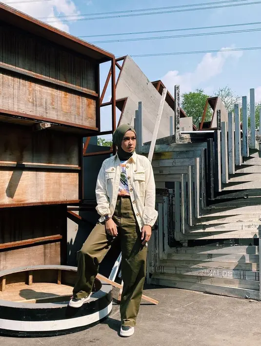 Gaya boyish hijab hijau yang dipasangkan dengan celana berpotongan lebar warna olive dan jaket palet beige (Foto: Instgaram @aryanifitriana24)