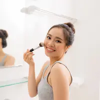 Ilustrasi perempuan menggunakan makeup. (c) makidotvn/Depositphotos.com