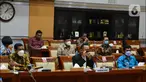 Ketua Komnas HAM Ahmad Taufan Damanik (tengah) mengikuti Rapat Dengar Pendapat (RDP) dengan Komisi III di Kompleks Parlemen, Senayan, Jakarta, Selasa (6/4/2021). Rapat membahas instrument perundang-undangan terkait HAM serta evaluasi kinerja. terakhir. (Liputan6.com/Angga Yuniar)