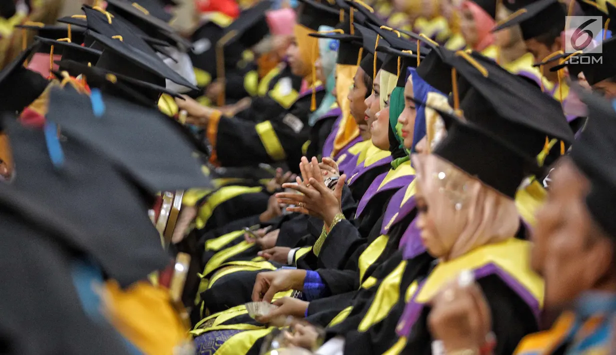 Para siswa mendengarkan orasi ilmiah Kepala Staf Kepresidenan Moeldoko saat wisuda Universitas Terbuka, Tangsel, Selasa (3/7). Orasi Ilmiah bertemakan tantangan pendidikan Indonesia menghadapi Era Revolusi Industri 4.0. (Liputan6.com/Faizal Fanani)