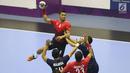 Pemain bola tangan Indonesia, Bagas (kiri) mencoba melempar bola ke gawang Malaysia pada penyisihan grup 3 bola tangan Asian Games 2018 di GOR PP POPKI, Jakarta, Minggu (26/8). Indonesia unggul 31-22. (Liputan6.com/Helmi Fithriansyah)