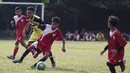 Anak-anak tanpa ragu beradu bakat di hadapan pelatih Bali United, Indra Sjafri, di Lapangan MAN Insan Cendikia, Tangerang, Jumat (8/1/2016). (Bola.com/Vitalis Yogi Trisna)