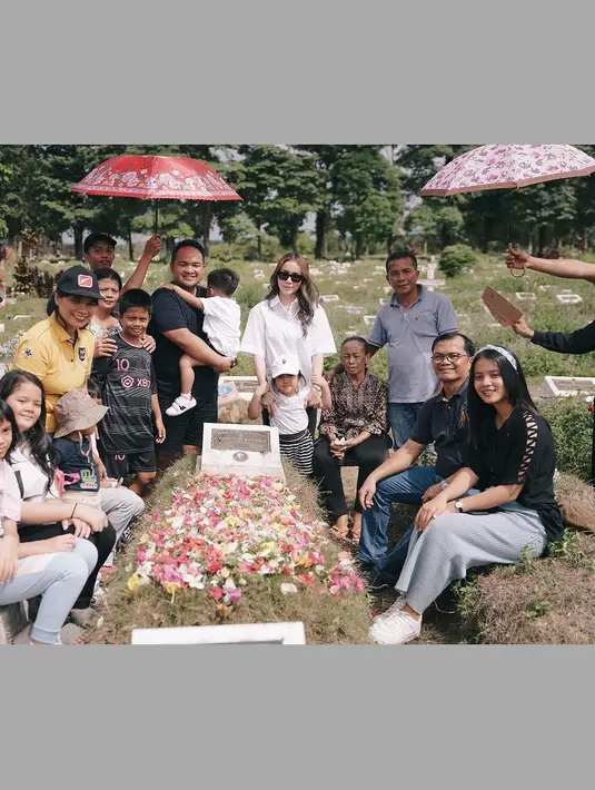 Netizen tidak hanya menyoroti makam sang ayah, tapi juga penampilan ibunya. Selama ini, Momo dikenal salah satu artis yang kaya raya. Sedangkan sang ibu menurut netizen tampak lebih sederhana. Bahkan, hanya menggunakan sendal jepit saat menyambangi makam sang suami. [Instagram/therealmomogeisha]