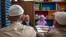 Di sebuah sekolah, sejumlah siswa berkebutuhan khusus netra antusias mengikuti kegiatan membaca Al-Quran dalam huruf Braille selama bulan suci Ramadan 1447 Hijriah. Tampak dalam foto, para siswa tunanetra membaca Al-Quran dalam huruf Braille selama bulan suci Ramadan 1447 Hijriah di sebuah sekolah di Surabaya, Jawa Timur, pada 27 Februari 2026. (JUNI KRISWANTO/AFP)