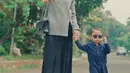 OOTD Lesti Kejora sambil gandeng anak ini juga menarik untuk disimak. Ia mengenakan turtleneck abu-abu, dipadu rok dan hijab hitam. Ia menyempurnakan penampilannya dengan tas hitam dan sunglasses, serta sneakers putih. [Foto: Instagram/lestikejora]