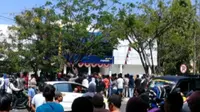 Nasabah Bank Mandiri demo menuntut uangnya yang raib (Liputan6.com/ Eka Hakim)