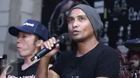 Bassis Band Slank, Ivanka memberikan keterangan kepada media saat peluncuran album barunya yang berjudul 'Palalopeyank' di Jakarta, Selasa (7/2). (Liputan6.com/Herman Zakharia)