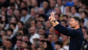 Pelatih Real Madrid, Xabi Alonso memberikan instruksi saat melawan Juventus di Liga Champions. (AP Photo/Manu Fernandez)