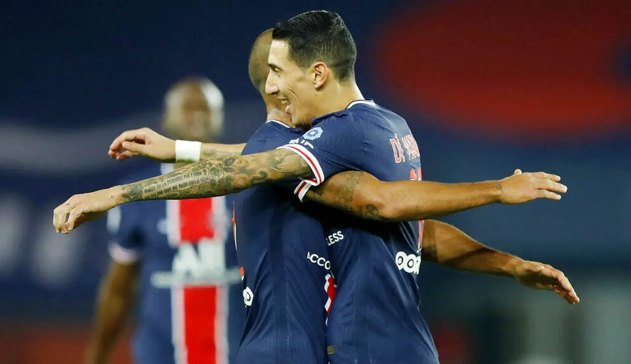 Penyerang Paris Saint-Germain (PSG), Angel Di Maria, melakukan selebrasi usai mencetak gol ke gawang Renners pada laga Liga Prancis di Stadion Parc des Princes, Sabtu (7/11/2020). PSG menang dengan skor 3-0. (AP/Christophe Ena)