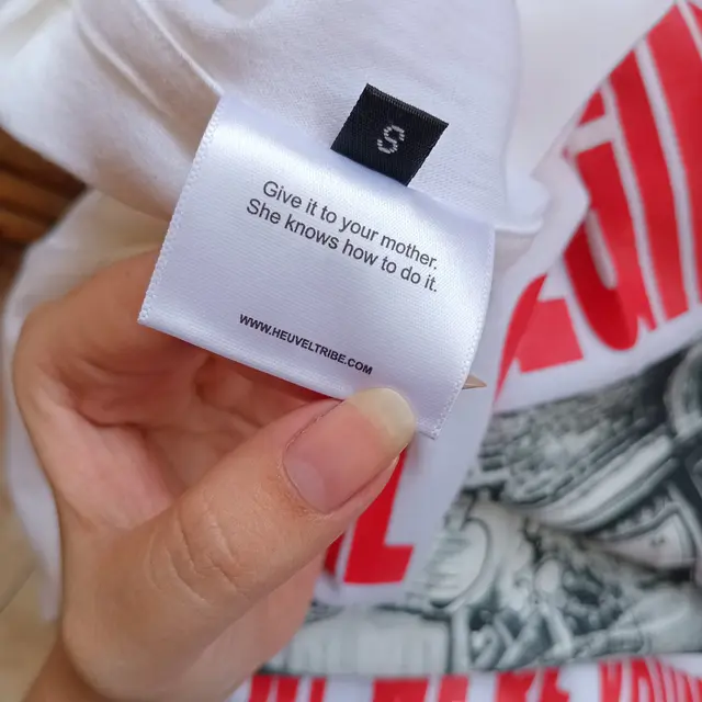 6 Tulisan di Label Baju 'Serahkan ke Ibu' Bikin Senyum, Si Paling Mengerti