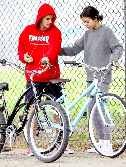 "Selena masih merindukan Justin dari watu ke waktu. Mereka sudah berhubungan sangat lama," ujar seorang sumber. (Vasquez-Max Lopes/BACKGRID/USMagazine)