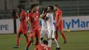 Andik Vermansyah dan Stefano Lilipaly saat merayakan kemenangan ditengah kesedihan pemain Singapura di Rizal Memorial Stadium. (Bola.com/Nicklas Hanoatubun)