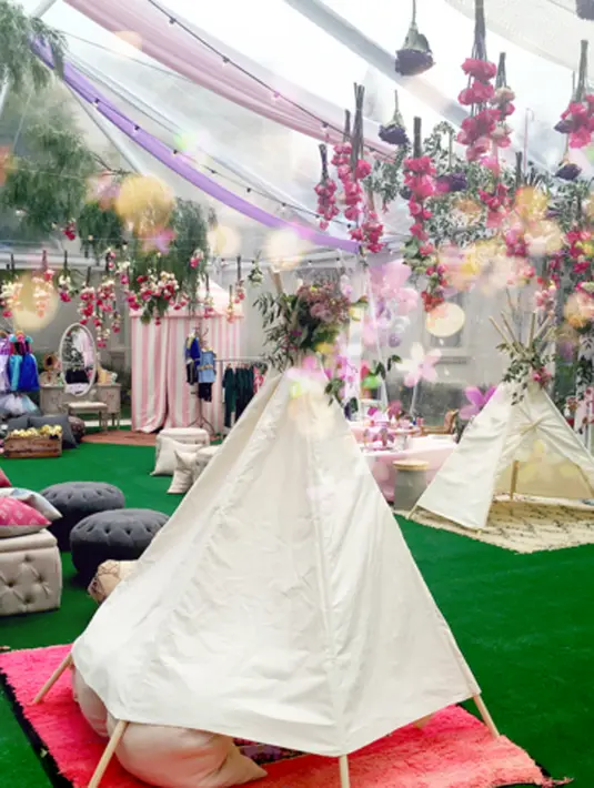 Pesta ulang tahun Blue Ivy Carter mengangkat tema negeri dongeng 'Fairytopia'. Pernak-pernik berwarna pink dan biru muda menambah nuansa kental negeri peri bersayap. (viawebsitebeyonce/Bintang.com)