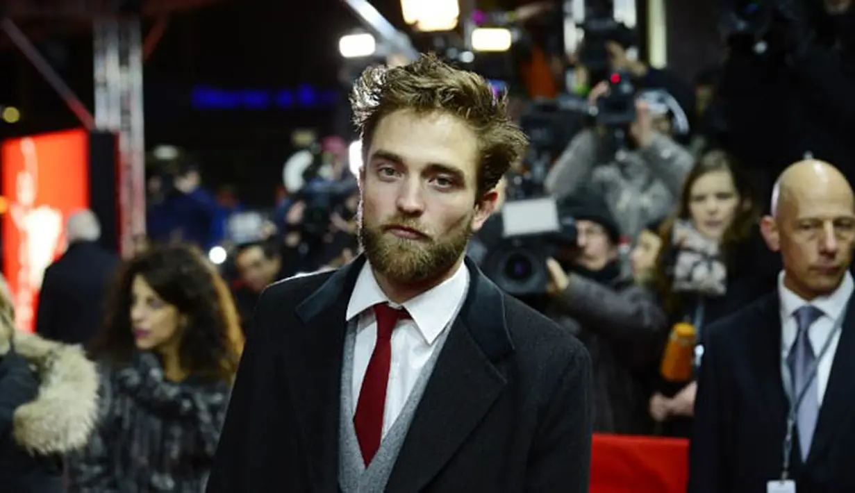 Penampilan Robert Pattinson yang baru membuat pria 28 tahun itu terlihat lebih tua dari umurnya saat menghadiri pemutaran film "Life" di Berlin, Jerman, 9 Februari 2015. (AFP PHOTO/John MACDOUGALL)