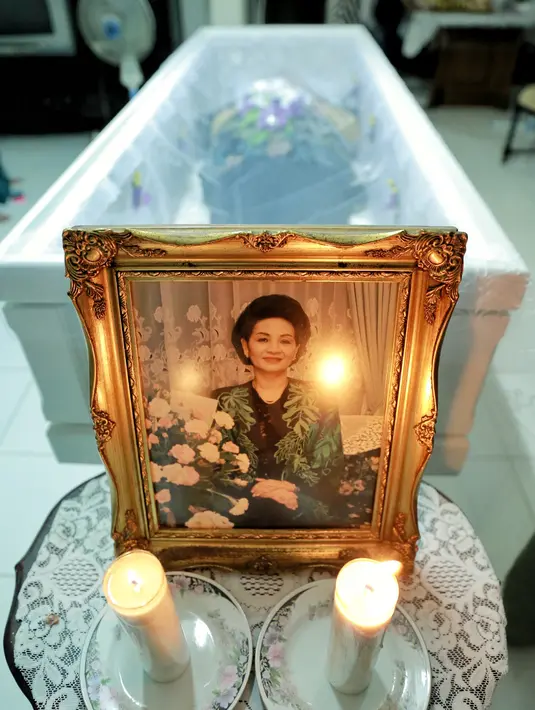 "Aku Pindah ke Bali juga tinggal sama aku. Aku kayak anak kecil, anak mamah banget deh. Masih bobo sama mamah sebelum nikah," jelas Indah. (Adrian Putra/Bintang.com)