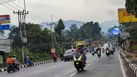 Volume kendaraan di jalur Puncak, Kabupaten Bogor cenderung menurun di hari kelima libur lebaran, Rabu (26/4/4/2023). (Liputan6.com/ Achmad Sudarno)