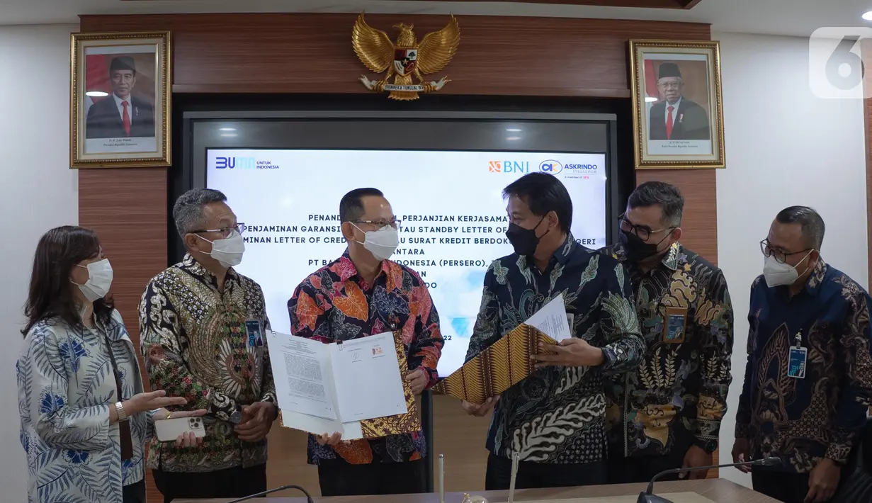 PT Askrindo dan PT Bank Negara Indonesia Tbk menandatangani Perjanjian Kerja Sama Penjaminan Garansi Bank Dan / Atau Standby Letter Of Credit Serta Penjaminan Letter Of Credit Dan / Atau Surat Kredit Berdokumen Dalam Negeri, di Graha Askrindo Kemayoran, Selasa (5/4/2022). (Liputan6.com/HO/Iqbal)