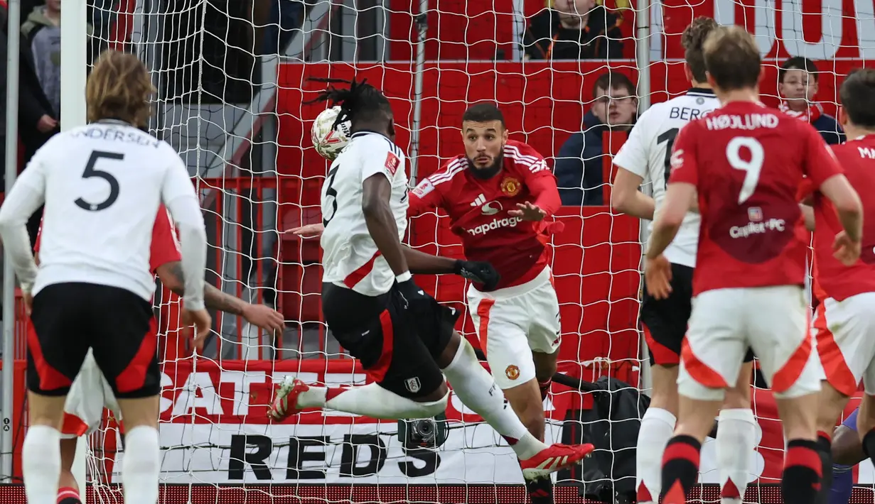 Jelang akhir babak pertama, Manchester United tertinggal 0-1 dari Fulham lewat gol Calvin Bassey pada menit ke-45+1. (Darren Staples/AFP)