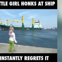 Reaksi Bocah Ini Saat Dengar Klakson Kapal