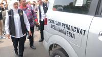 Khofifah saat menyerahkan bantuan kendaraan operasional kepada Persatuan Perangkat Desa Indonesia (PPDI). (Istimewa)