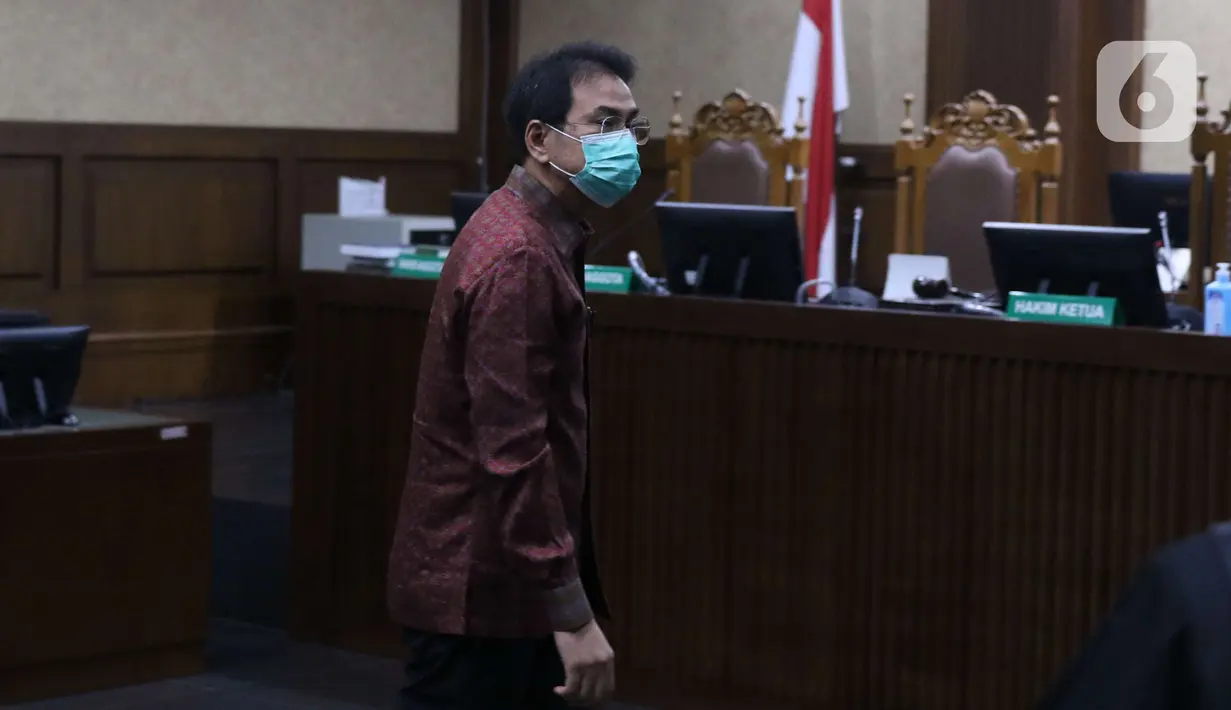 Terdakwa eks Wakil Ketua DPR RI Azis Syamsuddin saat menjalani sidang di Pengadilan Tipikor, Jakarta, Senin (6/12/2021). Azis menjalani sidang perdana pembacaan surat dakwaan JPU KPK terkait dugaan suap pengurusan perkara yang sedang ditangani KPK di Lampung Tengah. (Liputan6.com/Angga Yuniar)