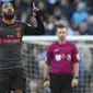 Striker Arsenal, Alexandre Lacazette, merayakan gol ke gawang Manchester City pada laga Premier League di Stadion Ettihad, Manchester, Minggu (5/11/2017). City menang 3-1 atas Arsenal. (AP/Martin Rickett)