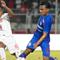 Gelandang Arema, Arkhan Fikri berduel dengan gelandang Malut United, Manahati Lestusen. (Bola.com/Iwan Setiawan)