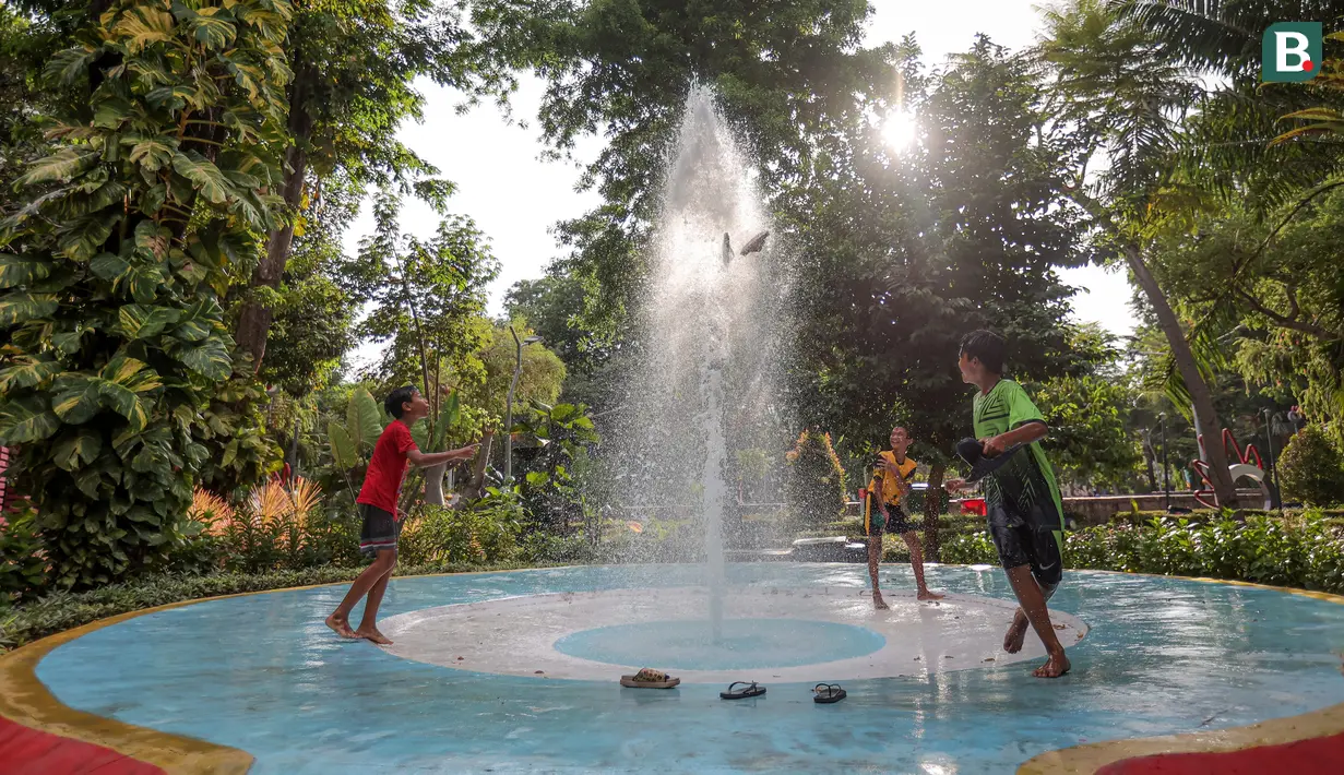 <p>Sejumlah anak-anak sedang bermain air di Taman Bungkul yang terletak di Jalan Raya Darmo, Wonokromo, Surabaya, Selasa (14/11/2023). (Bola.com/Bagaskara Lazuardi)</p>