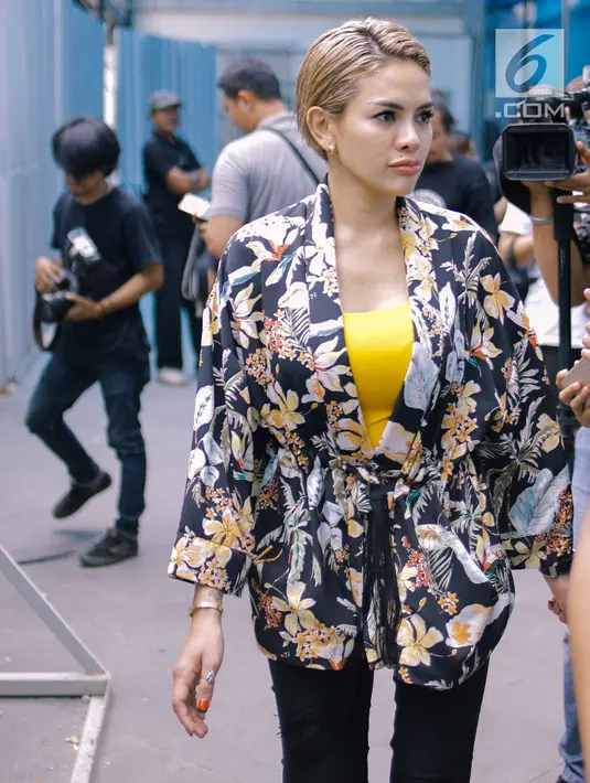 Selebritis Nikita Mirzani saat ditemui awak media di kawasan Jakarta, Selasa (27/3). Pada kesempatan itu Nikita Mirzani masih enggan menjawab kabar kehamilannya secara terbuka. (Liputan6.com/Faizal Fanani)