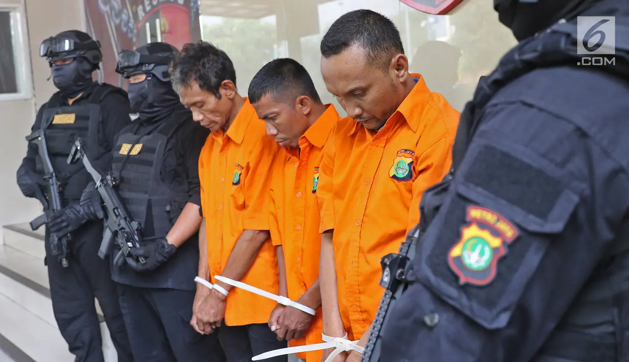 Tersangka kasus curas dan penipuan tertunduk saat dihadirkan dalam rilis di Polda Metro Jaya, Jakarta, Jumat (28/6/2019). Polisi mengungkap pencurian dengan mengaku anggota TNI, pencurian dengan kekerasan, dan pencurian mesin ATM di Jabodetabek. (Liputan6.com/Herman Zakharia)