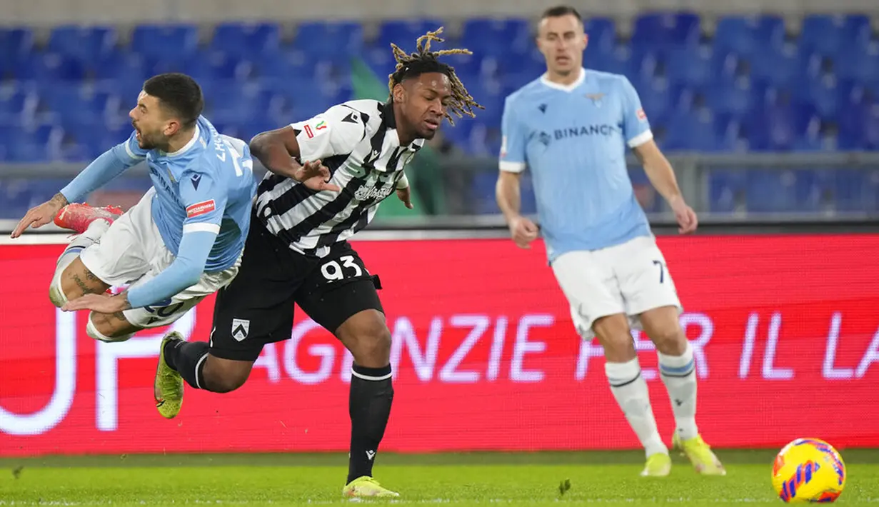 Pemain Lazio Mattia Zaccagni (kiri) dilanggar oleh pemain Udinese Brandon Soppyn pada pertandingan sepak bola Coppa Italia di Olympic Stadium, Roma, Italia, 18 Januari 2021. Lazio menang dengan skor 1-0. (AP Photo/Andrew Medichini)