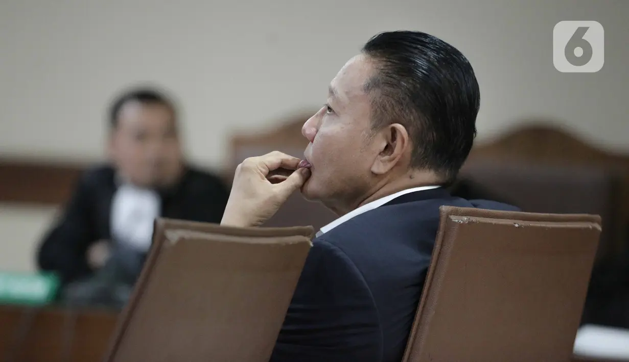 Mantan Anggota Komisi VI DPR, I Nyoman Dhamantra mendengarkan pembacaan dakwaan saat sidang di Pengadilan Tipikor, Jakarta, Selasa (31/12/2019). I Nyoman Dhamantra didakwa menerima suap sebesar Rp 2 Miliar dari pengusaha Chandry Suanda, Dody Wahyudi, dan Zulfikar. (Liputan6.com/Faizal Fanani)