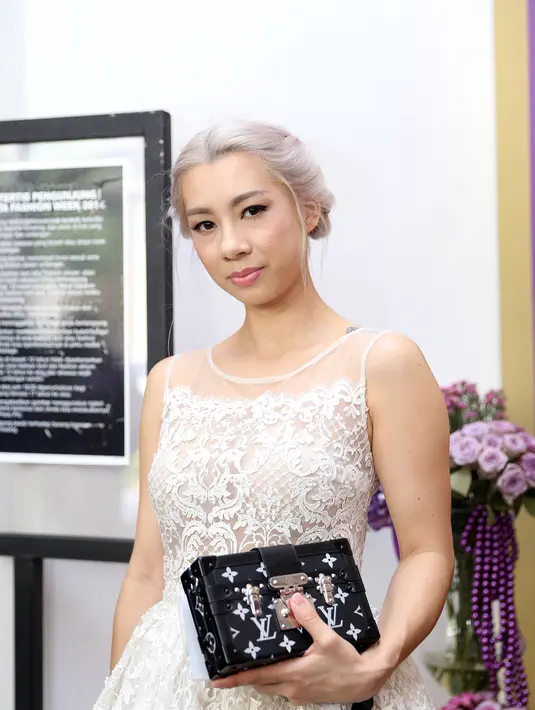 Kini Jennifer Bachdim muncul dengan rambut blonde sempurna di atas kepalanya. Gaya rambutnya yang disanggul membuat ibu dua anak ini terlihat sangat anggun. (Andy Masela/Bintang.com)