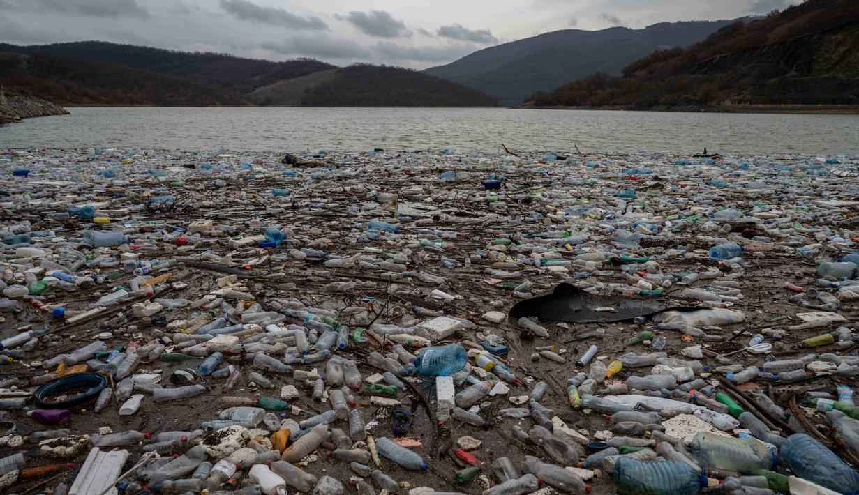 Ceceran botol plastik dan sampah lainnya, yang hanyut terbawa hujan, mengapung di sepanjang Waduk Badovc di dekat Pristina, Kosovo pada Rabu 4 Februari 2026. (Armend NIMANI/AFP)