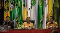 Mendagri Tjahjo Kumolo (kiri) membuka rakornas dan dialog terbuka bersama gubernur se-Indonesia di Kemendagri, Jakarta, Kamis (24/11). Rakornas ini membahas kerawanan jelang Pilkada Serentak 2017 dan penguatan Tim Saber Pungli (Liputan6.com/Faizal Fanani)