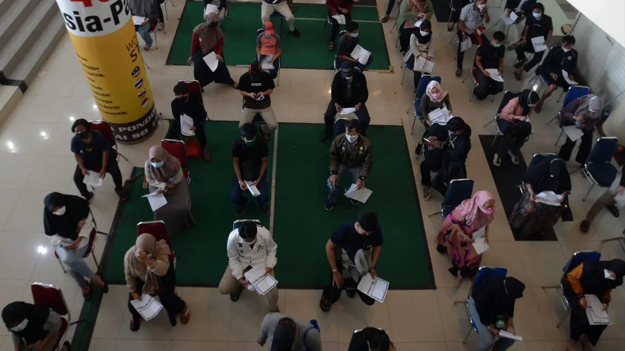 FOTO: Warga Bekasi Jalani Vaksinasi COVID-19 di Plaza Pondok Gede