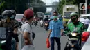 Aktivitas warga di tengah Pandemi Covid-19, di Jakarta, Kamis (9/4/2020). Setelah melalui pengumuman resmi tentang PSBB pertanggal 10 April 2020 masyarakat diwajibkan mengunakan masker dalam menjalankan aktivitas sehari-hari guna memutus mata rantai penyebaran Covid-19. (merdeka.com/Imam Buhori)