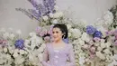 Ini adalah penampilan Erina Gudono di malam midodareni sebelum pernikahannya dengan Kaesang. Kebaya ungu dengan motif brokat yang sangat cantik ini juga terasa pas melekat sempurna di tubuh Erina.