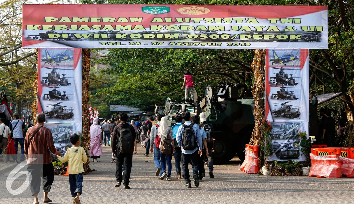 Dalam rangka memperingati HUT RI ke-70, Komando Distrik Militer 0508/Depok gelar pameran road to campus Alat Utama Sistem Persenjataan (Alutsista) di kawasan Boulevard Universitas Indonesia, Jawa Barat, Kamis (27/8/2015). (Liputan6.com/Yoppy Renato)