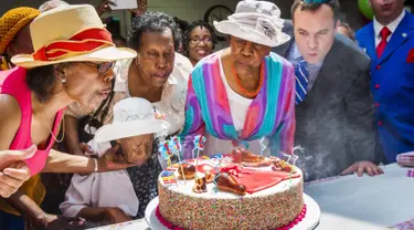 Susannah Mushatt Jones (duduk) yang dikenal sebagai "Miss Susie" meniup lilin saat perayaan ulang tahun ke-116 bersama keluarga di Brooklyn borough, New York, 7 Juni 2015. Miss Susie dinobatkan sebagai wanita tertua di dunia. (REUTERS/Lucas Jackson)