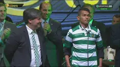 Martunis, pemuda asal Aceh yang selamat dari bencana tsunami tahun 2004 akhirnya resmi bergabung dengan Sporting Lisbon, klub yang menjadi awal karir idolanya, Cristiano Ronaldo. Inilah detik-detik saat nama Martunis diumumkan sebagai anggota baru Ak...