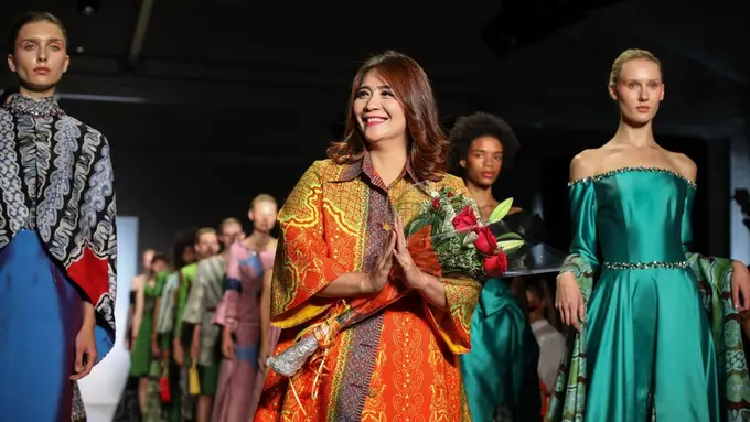 [Bintang] Tropical Heaven, Tema Coreta Louise Kapoyos di New York Fashion Week 2018