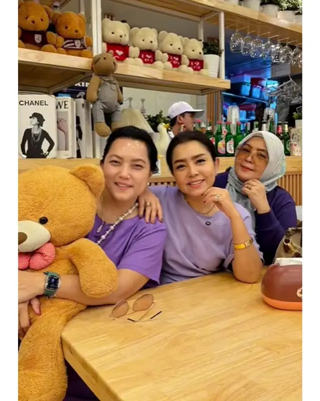 Tampil cantik awet muda di usia 54 tahun, begini 6 potret kompak Mayangsari dan saudara perempuannya