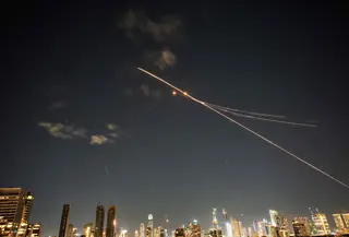 Iran meluncurkan gelombang serangan rudal dan drone balistik ke wilayah Israel pada Sabtu 28 Februari 2026 malam, hingga Minggu 1 Maret 2026 dini hari waktu setempat. Tampak dalam foto, jejak-jejak pencegahan rudal pertahanan udara terlihat di Tel Aviv, Israel, Sabtu 28 Februari 2026. (AP Photo/Ohad Zwigenberg)