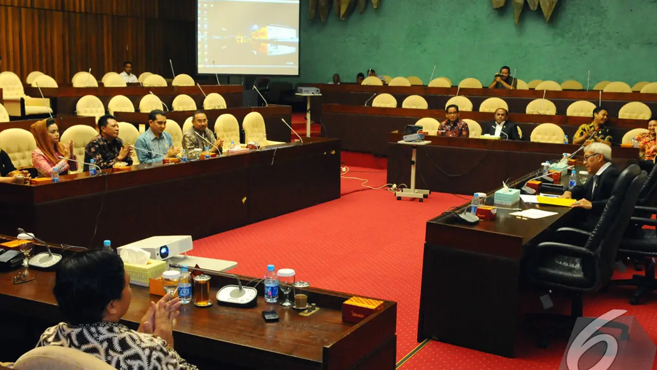 Senyum Ferry Djemi Francis  Saat Terpilih Menjadi Ketua Komisi V