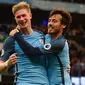 Kevin de Bruyne (kiri) dan David Silva (kanan) merayakan gol ke gawang West Bromwich Albion pada laga Premier League di Stadion Etihad, Manchester, Selasa (16/5/2017). (AFP/Paul Ellis)