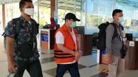 Bupati Bengkalis non aktif, Amril Mukminin, memakai rompi tahanan KPK ketika tiba di Bandara Sultan Syarif Kasim II Pekanbaru. (Liputan6.com/M Syukur)